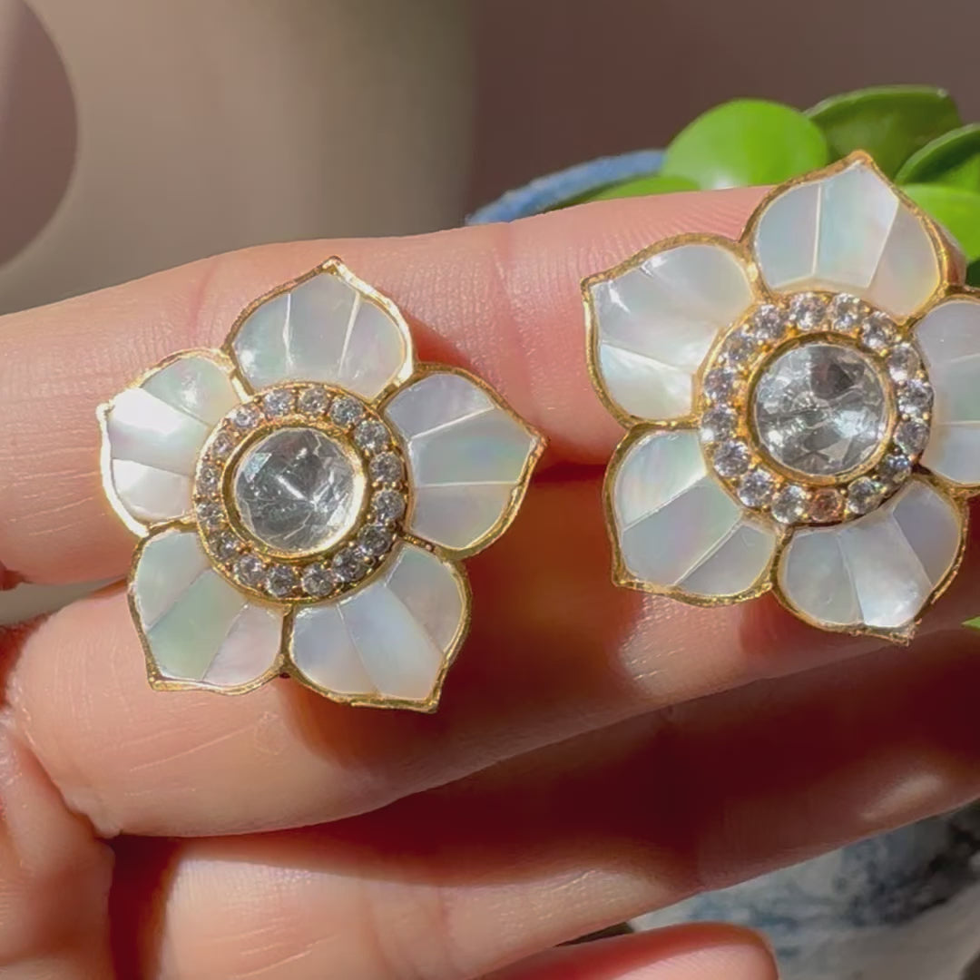 Ghuzayyah - Flower shaped earrings