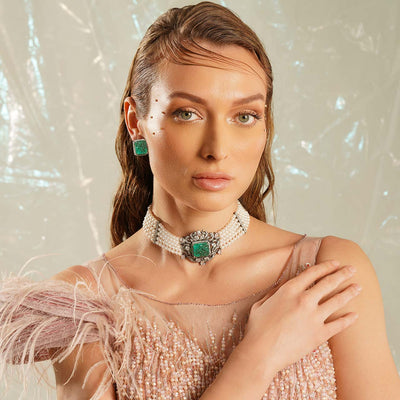 Syna - Green Doublet & Pearl Choker